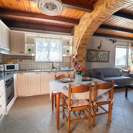 בית נופש Popolaros Traditional House *