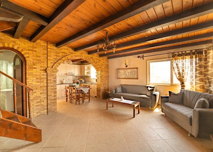 Popolaros Traditional House *