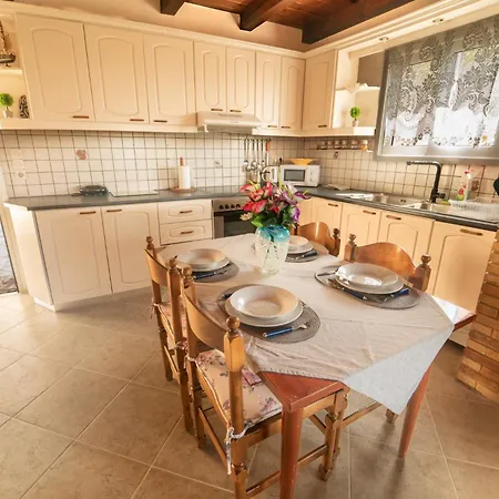 Popolaros Traditional House Hébergement de vacances *