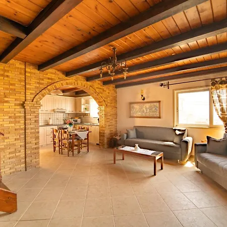 Popolaros Traditional House *